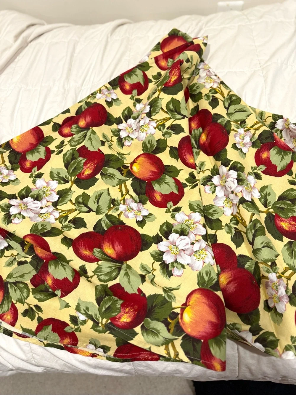 Yellow Apple Blossom Tablecloth - Vibrant Fruit Pattern Round NWOT 68”